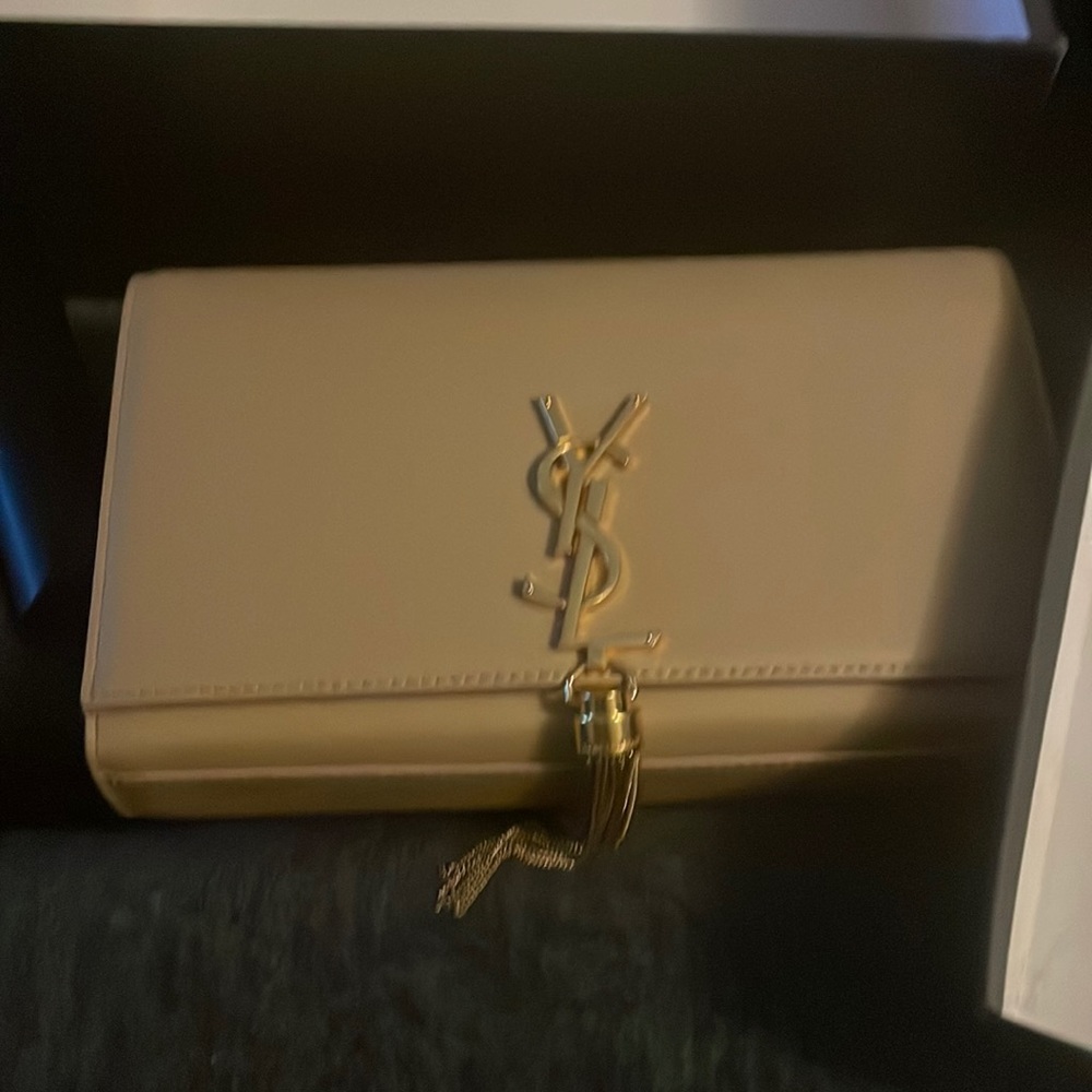 Beautiful small handbag in GREAT condition.